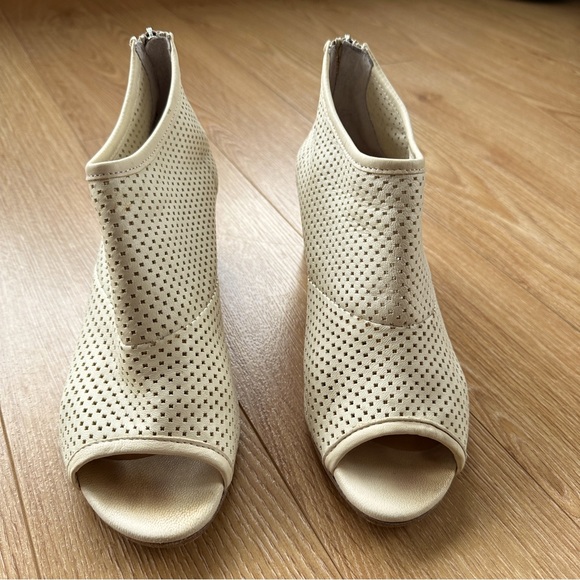 Italian leather peep toe summer bootie. Stack heel, back zipper size 40 - Picture 1 of 5